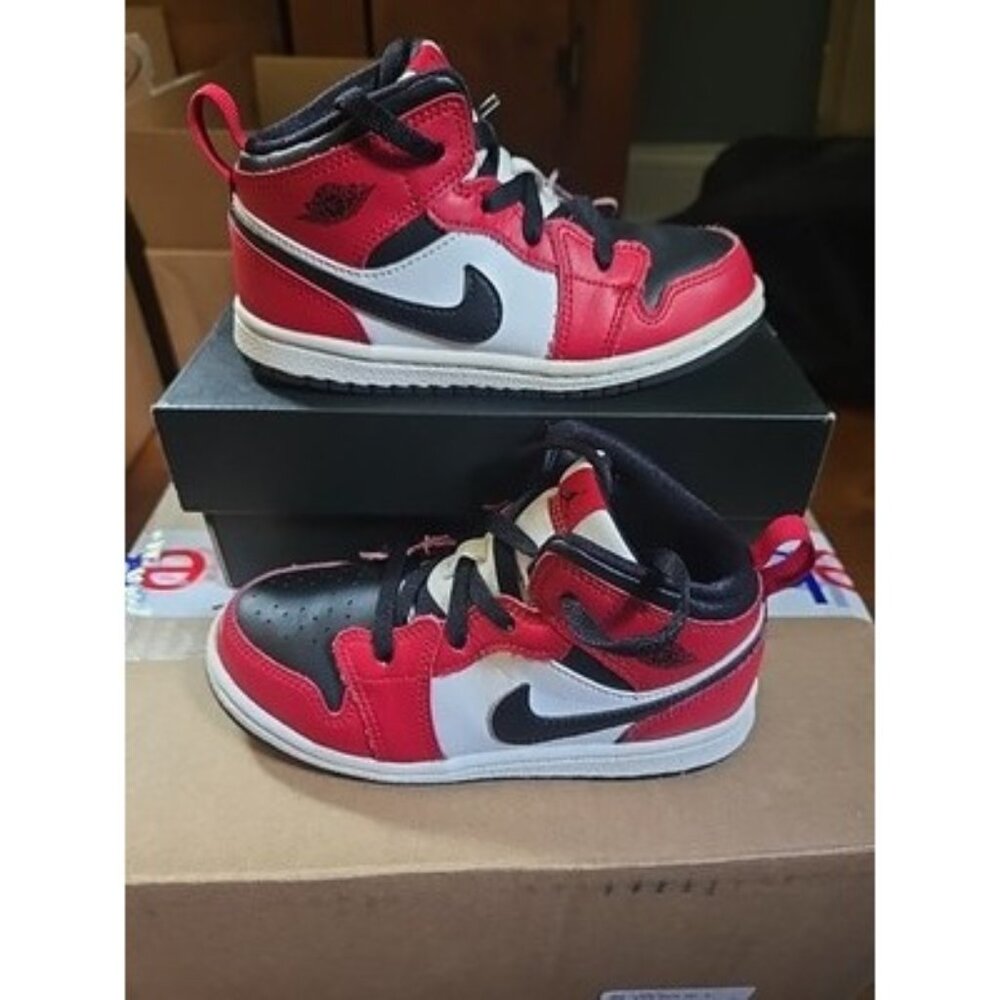 Nike Air Jordan 1 Mid Chicago Boys Size 10C Athletic Shoes Sneakers 640735-069